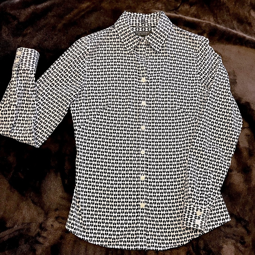 Banana Republic non-iron fitted black and white print button blouse. Size 2.